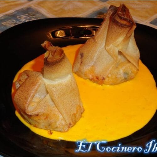 Saquitos de gambas y mejillones en salsa de azafrán